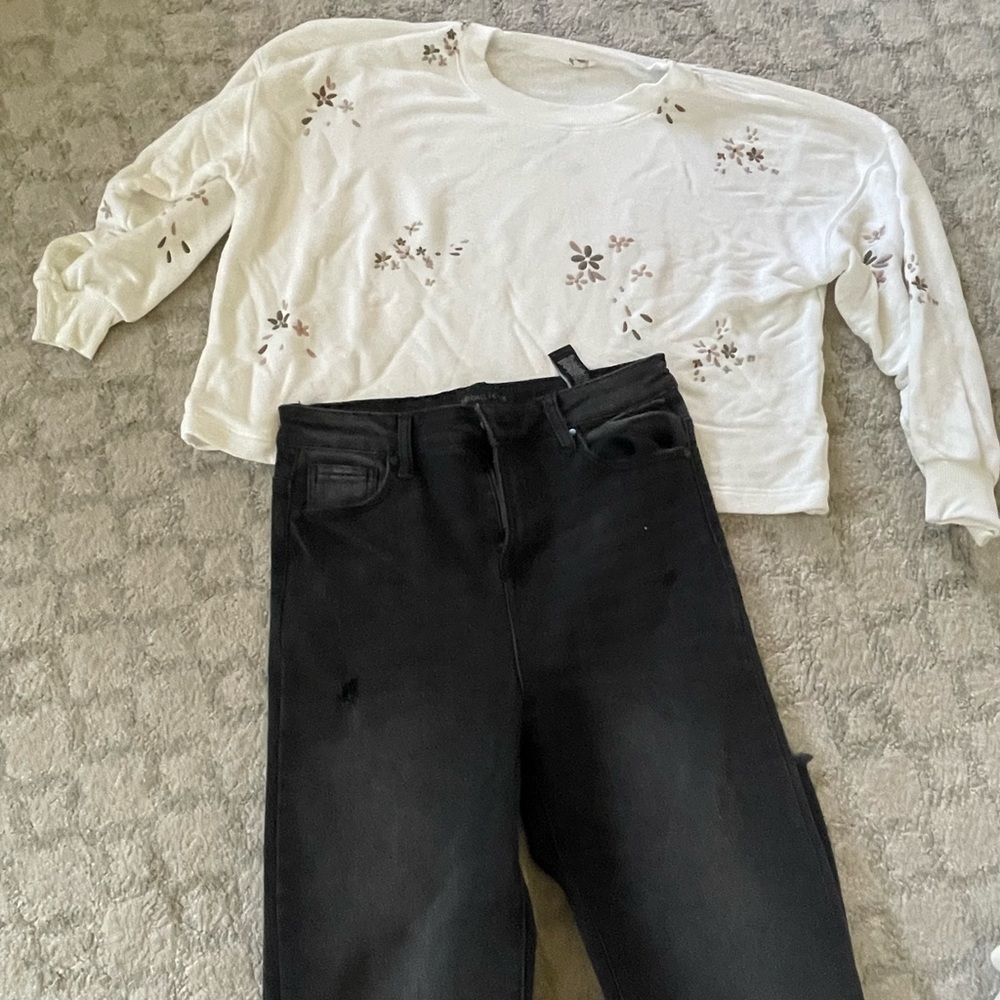 Dinner Outfit- flower sweater and black jeans